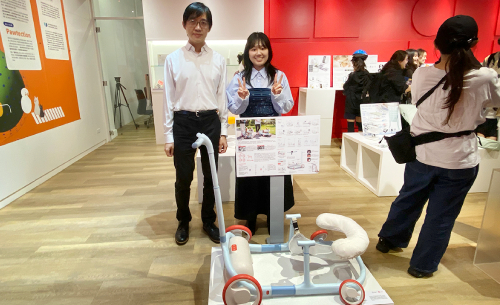 Cadomi高齡犬助行推車指導老師與學生合照