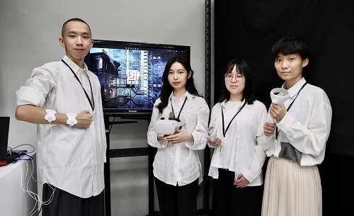 蕭維信（左起）、黃可榆、謝婷安、姚怡如「之外」VR劇情遊戲，入圍《放視大賞》決選及「金點新秀年度最佳設計獎」決審。