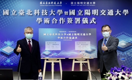 北科大校長王錫福（左）與陽明交大校長林奇宏代表簽約。