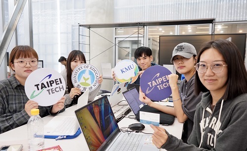 由台日韓三國學生組成的方策科技小組，於韓國國民大學實作討論。