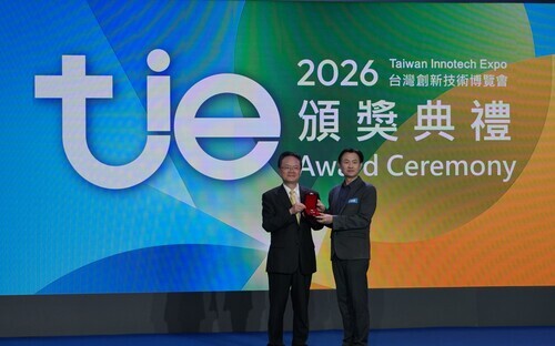 北科大資財系副教授鍾建屏（右）榮獲台灣創新技術博覽會銅牌獎。