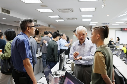 與會業者對AI安全防護系統深感興趣與開發學生積極交流