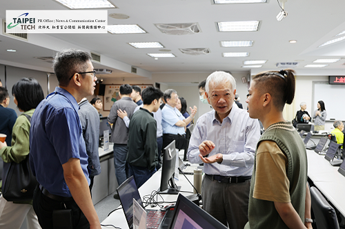 與會業者對AI安全防護系統深感興趣與開發學生積極交流