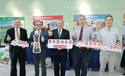 總統府資政沈榮津（左起）、福壽實業董事長洪堯昆、北科大校長王錫福、中興大學獸醫學院院長陳德𤏩、北科福壽聯合研發中心主任林志哲於展示區前合影。