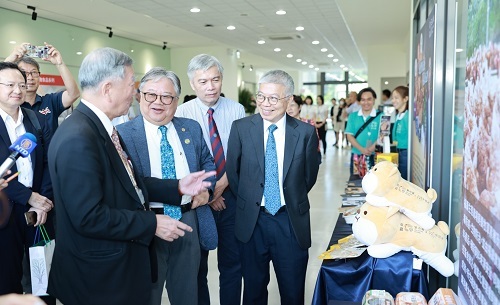 與會貴賓一同參觀福壽六大領域展示區。