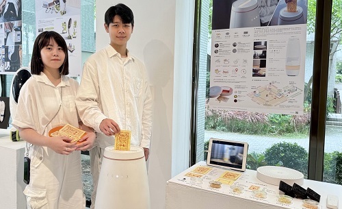 張喬涵（左）、黃琪耀合作設計「SOLU居家科技金爐」，讓燒金紙更環保。