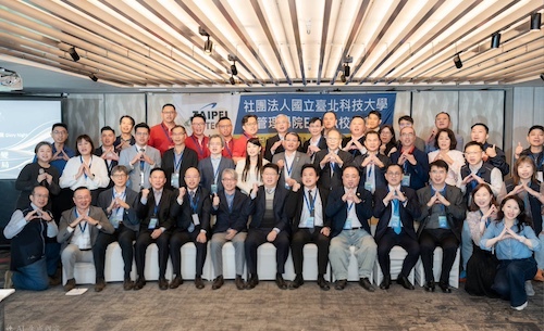 2025年百大得獎人與師長合影。圖片