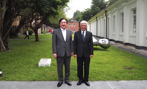北科大校長王錫福（右）與日本東北大學校長冨永悌二，於北科大校史藝文園區合影。圖片