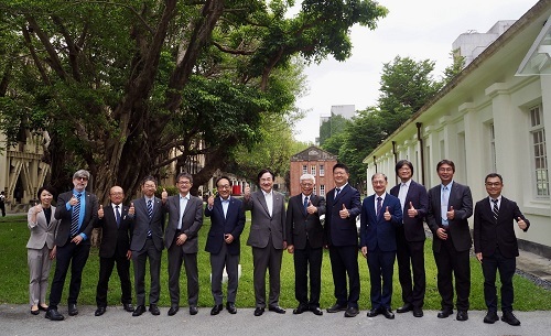 日本東北大學校長冨永悌二（中）等貴賓，參訪北科大歷史建築一大川堂。圖片