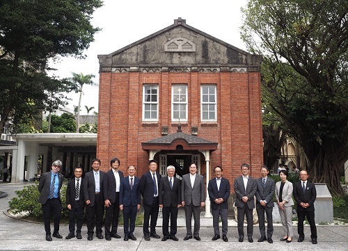 日本東北大學校長冨永悌二等貴賓，參觀北科大市定古蹟紅樓。圖片