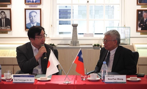 北科大校長王錫福（右）與日本東北大學校長冨永悌二交流。圖片