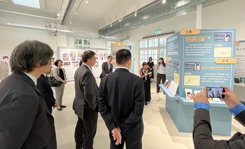 日本東北大學貴賓參觀北科大校史館「懷舊時光：北科文藝與青春史」特展。圖片