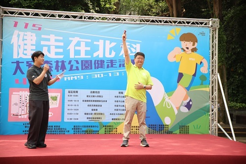 任貽均校長鳴槍後正式啟程