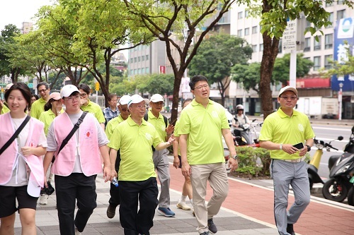 北科大舉行大安森林公園健走活動由校長帶領出發
