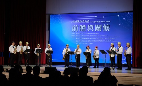 北科大台北市校友會薩克斯風社、管理學院EMBA聯合重奏團表演。