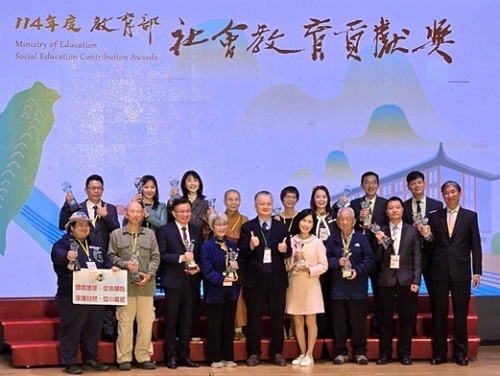 114年社會教育貢獻獎個人獎16位得主合影