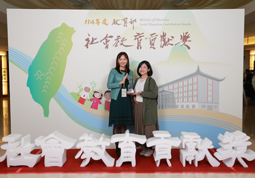 北科大互動所第三屆畢業生蔡緁妘亦曾為互動實驗室成員，特地前來觀禮祝賀