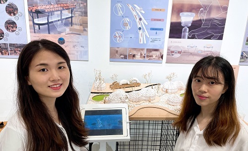 李佳渝（左）、李美欣設計空氣過濾隔離住宅Infinity bubble，活用三浦摺紙、磁浮原理，避免家庭及社區群聚感染。