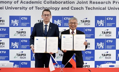 北科大校長王錫福（右）與捷克科技大學副校長荷力代表簽約。