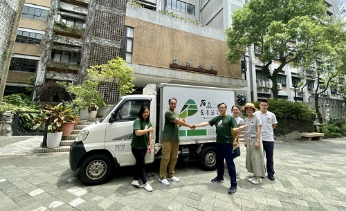 北科大校友企業邰利公司贊助石磊友善蔬菜的冷藏物流車。