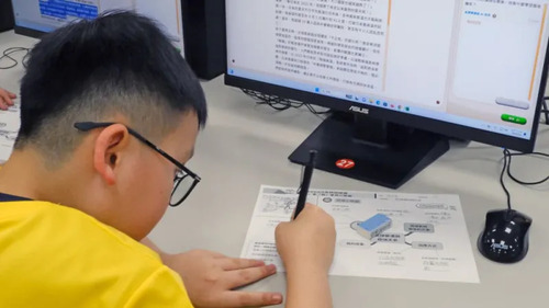 曙光小學學生搭配「2025日本創新高溫」文章內容，進行心智圖繪製。