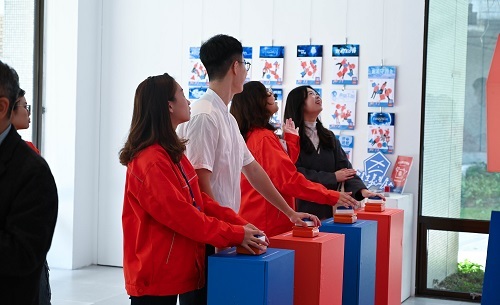 北科大互動系畢展「感受觸發互動按鈕公司」校內展開幕式,呼應畢展主題,邀請觀者按下「按鈕」。