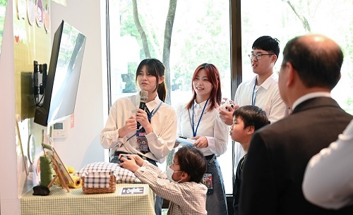 北科大互動系作品「泰樂工坊」採遊戲化教學,讓孩童在安全環境中學會基礎縫紉。
