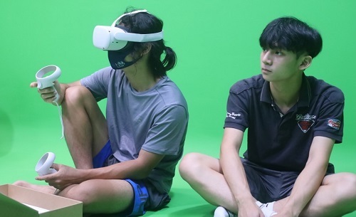 學員在綠幕教室進行VR體驗